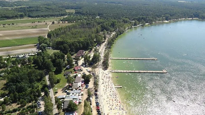 Ile kilometrów dzieli Lublin od jeziora Firlej? Odkryj malownicze trasy!